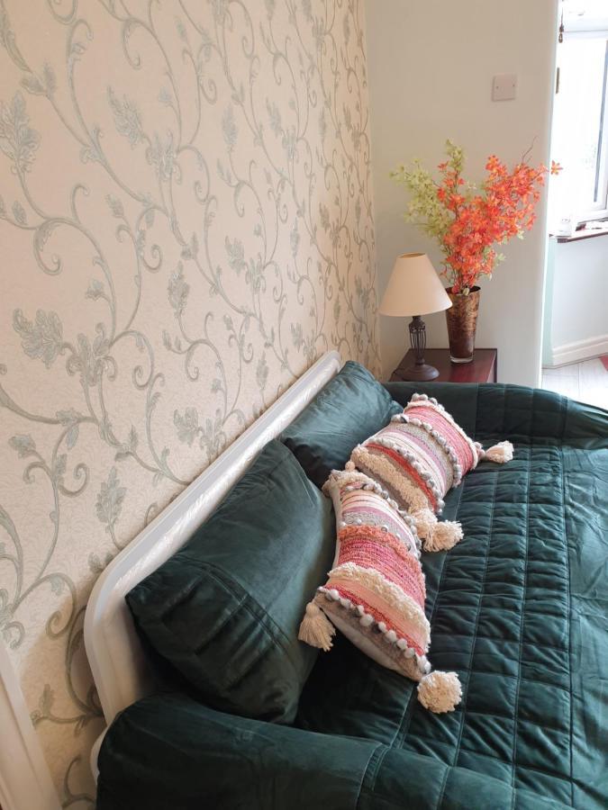 Beautiful Double En-Suite Room, Separate Entrance, Ilford, Central Line Gants Hill, Free Parking Exterior photo