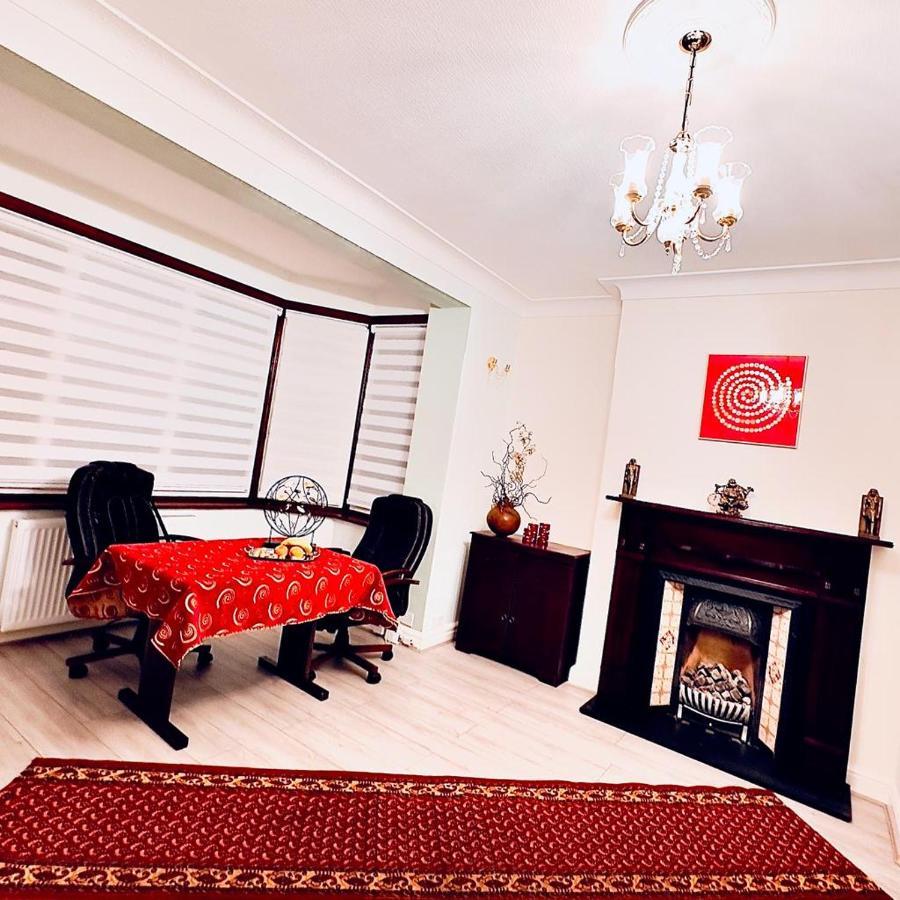 Beautiful Double En-Suite Room, Separate Entrance, Ilford, Central Line Gants Hill, Free Parking Exterior photo