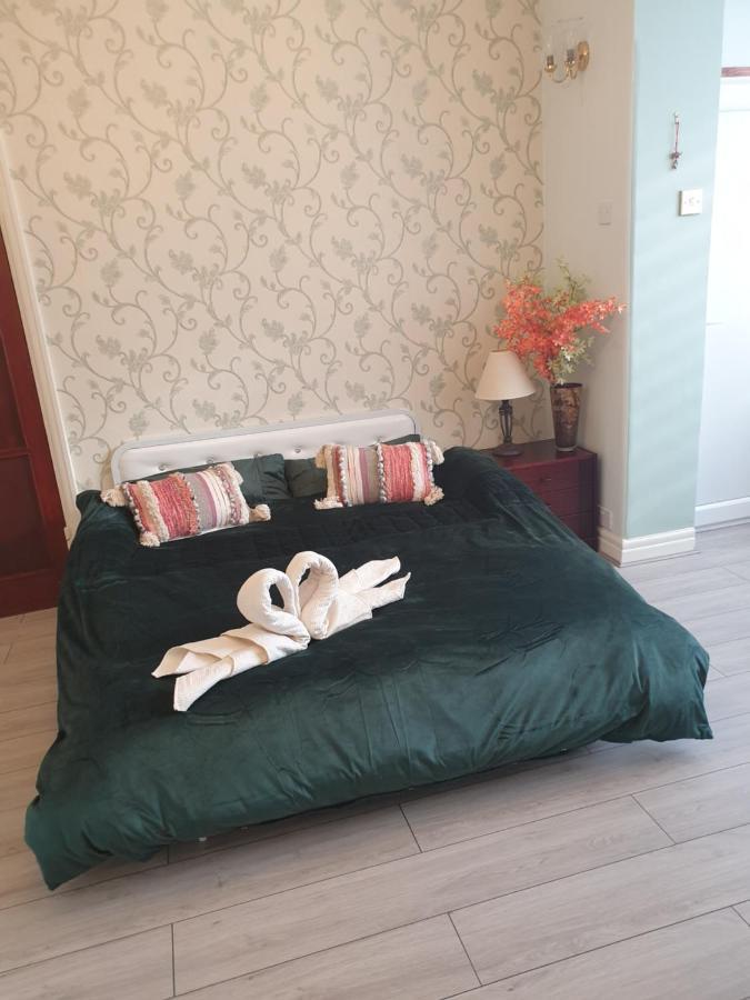 Beautiful Double En-Suite Room, Separate Entrance, Ilford, Central Line Gants Hill, Free Parking Exterior photo